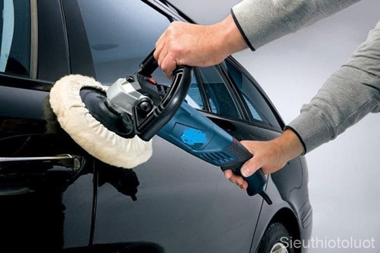 Sử dụng công cụ chuyên nghiệp để vệ sinh cửa kính xe ô tô an toàn.
