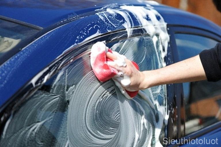 Rửa xe theo các khu vực tuần tự để làm sạch từ 100% bụi bẩn.
