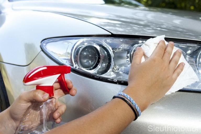 Chuẩn bị các đồ dụng cụ cơ cần thiết để thực hiện vệ sinh ngoại thất xe ô tô.