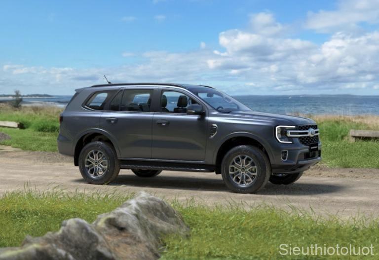 Động cơ vận hành mạnh mẽ và êm ái là điểm cộng lớn cho Ford Everest 2025.