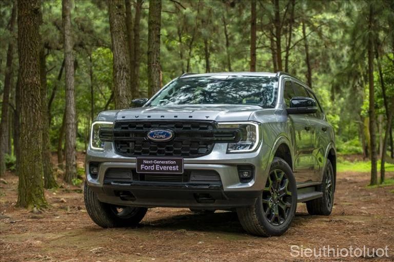Ford Everest 2025 sở hữu ngoại hình hoàn toàn mới được nhiều khách hàng đánh giá cao.