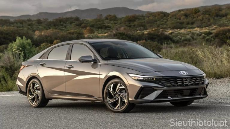 Hyundai Elantra 2025 có thiết kế cải tiến đặc trưng, tạo bước chuyển mình mạnh mẽ cho hãng xe.