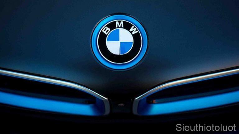 BMW (Bayerische Motoren Werke) thiết kế màu xanh dương nổi bật.