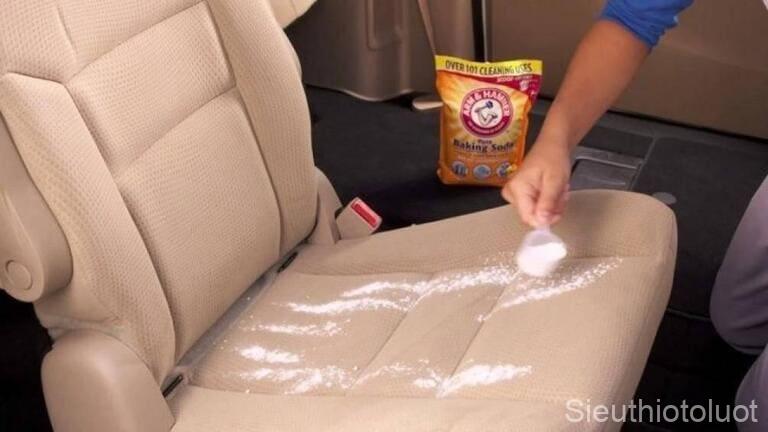 Baking soda (sodium bicarbonate) chất khử mùi xe tự nhiên đơn giản.