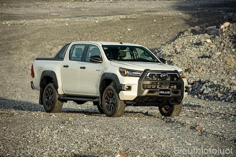 Toyota Hilux chinh phục mọi cung đường với động cơ mạnh mẽ.