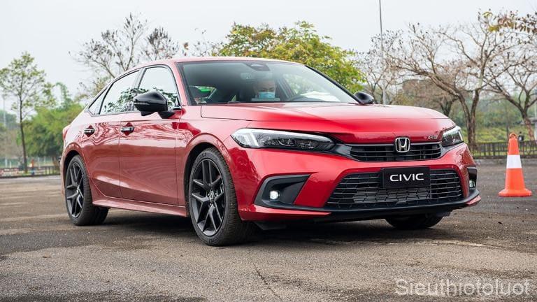 So sánh xe Honda Civic và Toyota Altis.