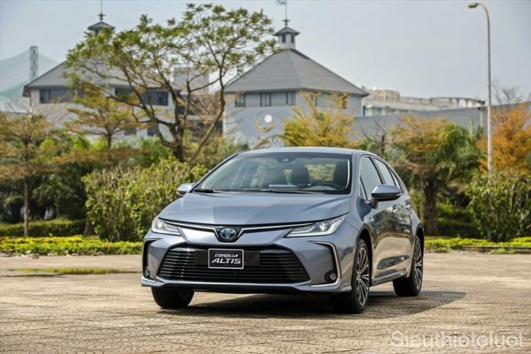 So sánh xe Honda Civic và Toyota Altis.