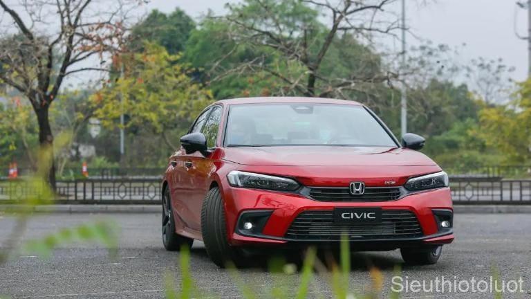 So sánh xe Honda Civic và Toyota Altis.