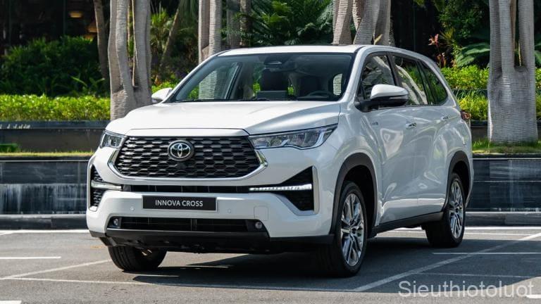 So sánh xe Toyota Innova và Ford Everest.