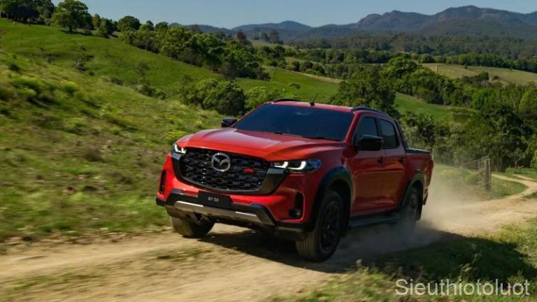 Thiết kế đặc trưng của Mazda BT-50 2025 gây ấn tượng mạnh mẽ với người dùng. 