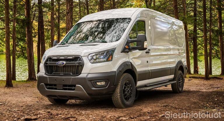 Ford Transit có khả năng vận hành tốt, di chuyển mượt mà ở mọi địa hình.