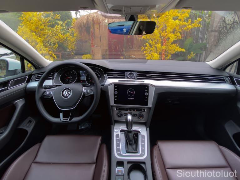 Volkswagen Passat có không gian nội thất sang trọng, màn hình cảm ứng, điều hoà 2 vùng độc lập.