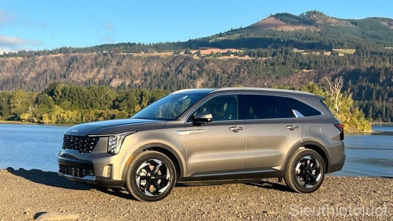 Kia Sorento 2025 có thiết kế hiện đại, có nhiều công nghệ cao an toàn cho người lái.
